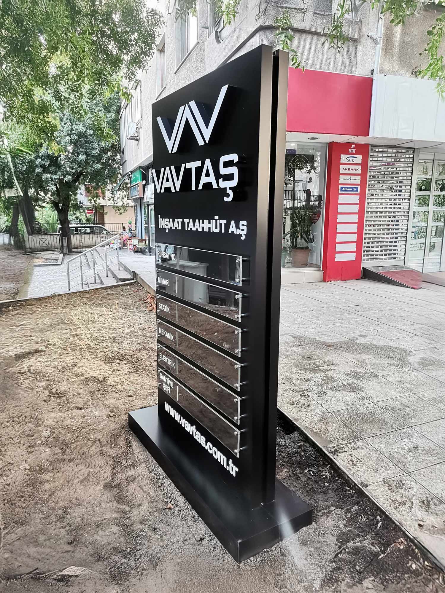 Işıklı totem tabela